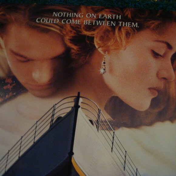 TITANIC - MOVIE POSTER WITH LEONARDO DICAPRIO & KATE WINSLET - Picture 3 of 4